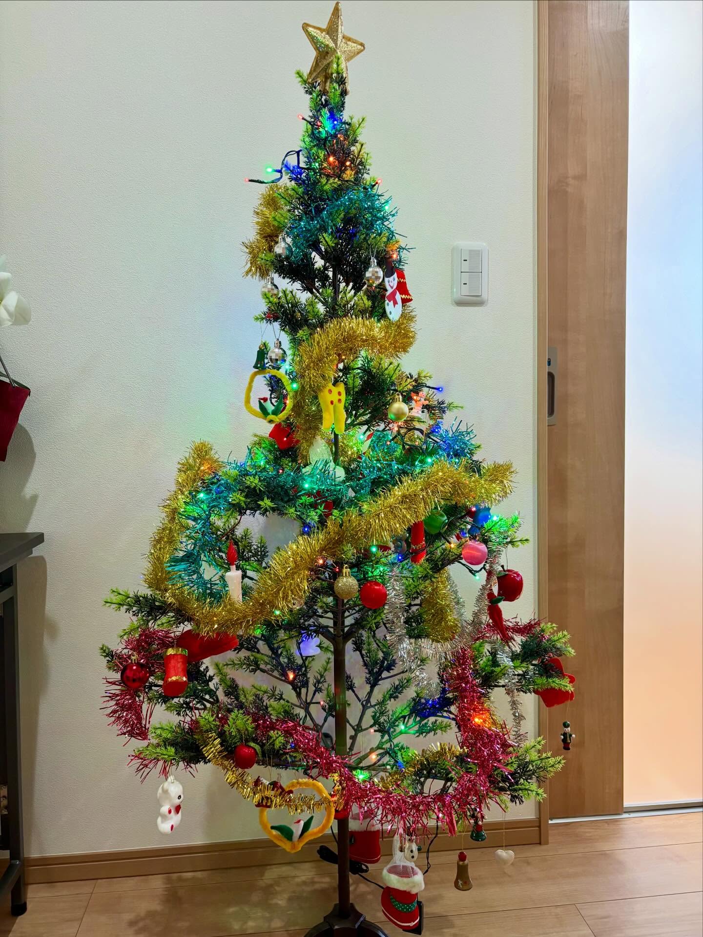 教室の入り口にクリスマスツリーを飾りました🎄
子ども達は大喜びでした😊トイレに行って、ツリーに見とれて、中々帰ってこなかったり（笑）
今年の授業も残り2週間です✨体調に気をつけて、張り切っていきましょう🧮

#伊勢市 #松阪市 #玉城町 #度会町 #明和町 #三重県 #そろばん #あんざん #フラッシュ暗算 #新規開校 #小俣町 #無料体験学習 #習い事 #伊勢そろばんスクール #新規開校キャンペーン #クリスマスツリー